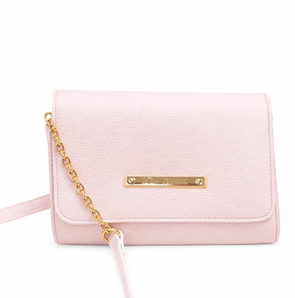 Betsey Johnson Like new condition pink crossbody Purse with Gold Chain 🎀✨ - Picture 2 of 5